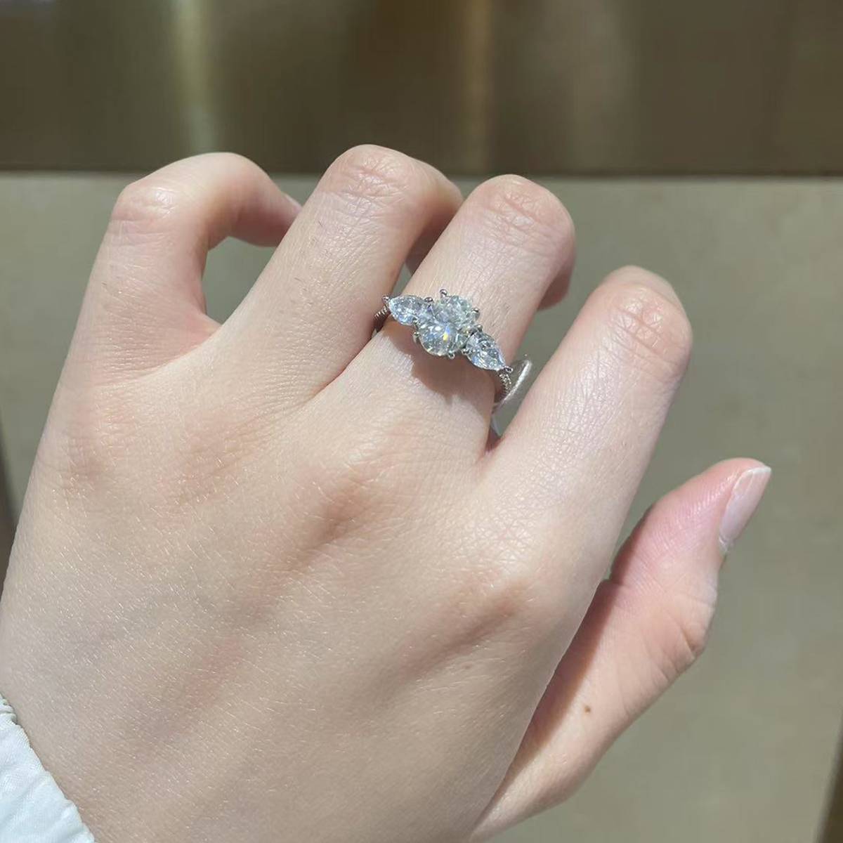蛋形女戒S925银镀白金定制选款主石莫桑钻1.5ct/副石高碳钻